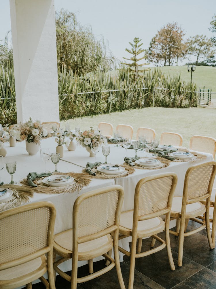 Event-Foto eines festlich dekorierten Tisches umgeben von idyllischer Landschaft