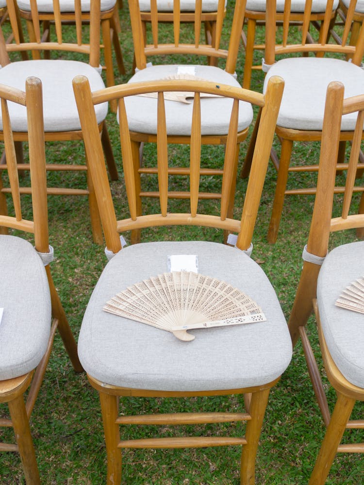 Ausschnitt einer Eventbestuhlung auf grünem Rasen