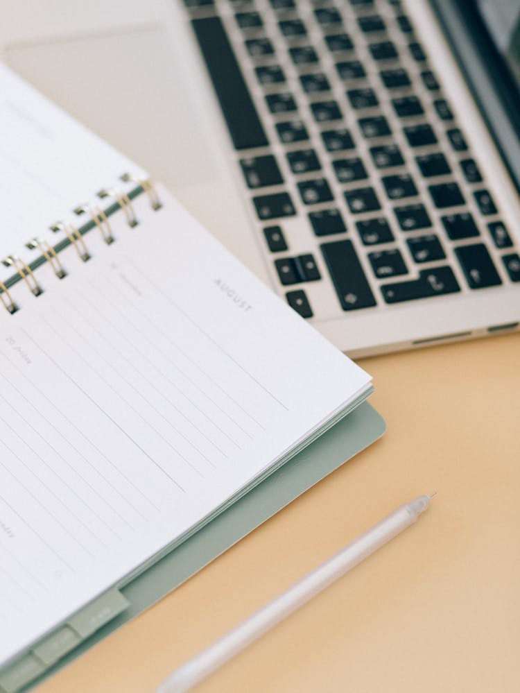 Notizbuch und Laptop für die Eventplanung