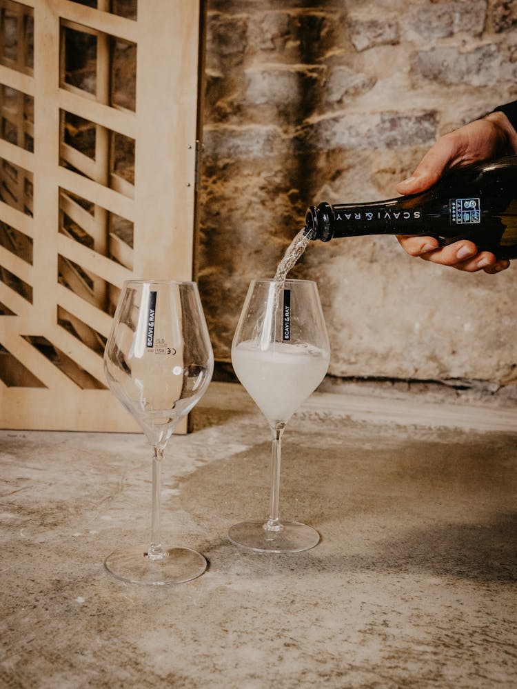Champagner wird in ein Glas eingeschenkt