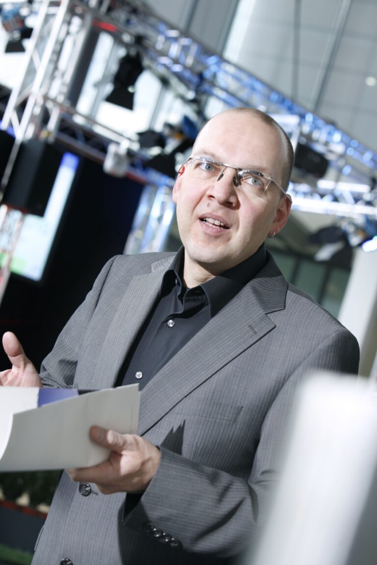 Sven Varsek steht auf einer Eventbühne