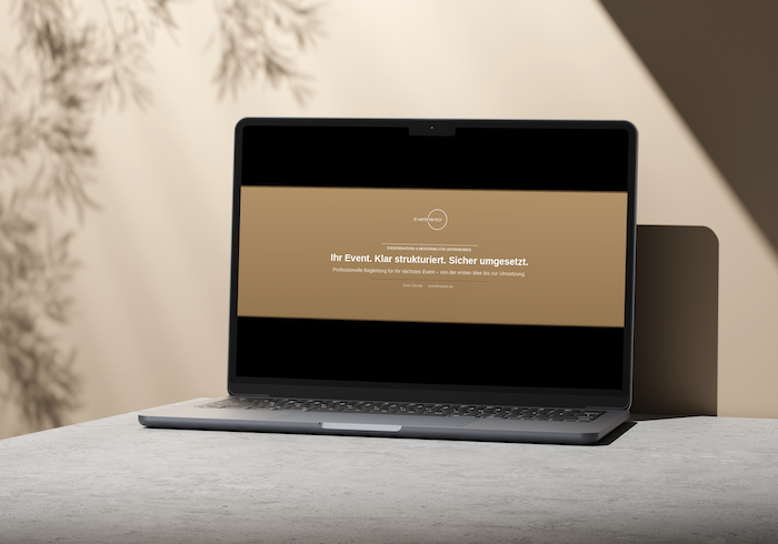 Laptop auf einem Schreibtisch mit Eventmentor-Shop-Anzeige auf dem Monitor