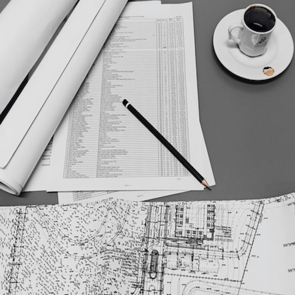 Symboldbild von EventMentor für Event-Check mit Locationplan mit Stift und Kaffeetasse auf dem Schreibtisch