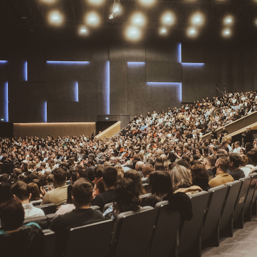 Festakt-Redner vor Auditorium im großen Veranstaltungssaal