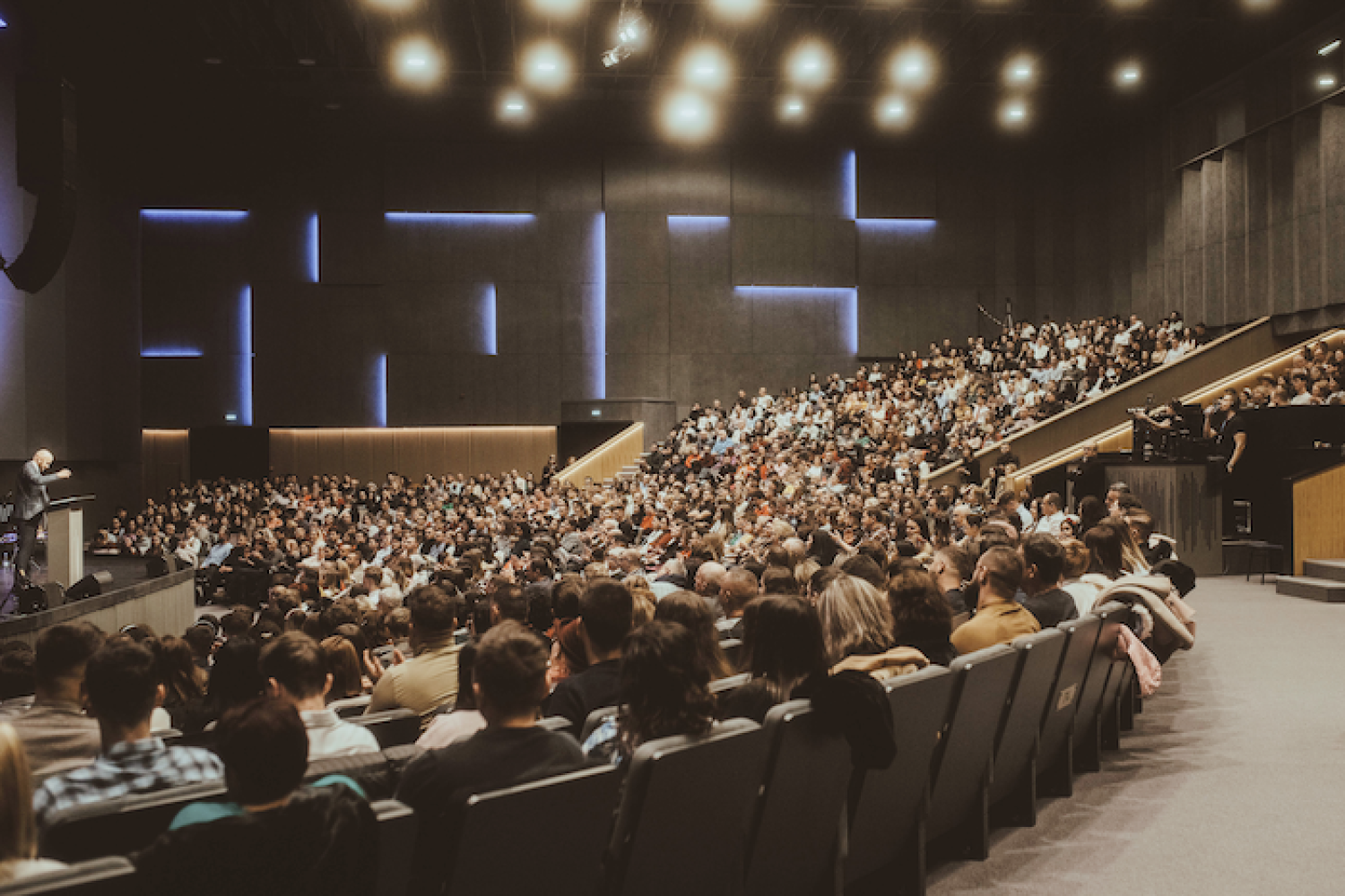 Festakt-Redner vor Auditorium im großen Veranstaltungssaal
