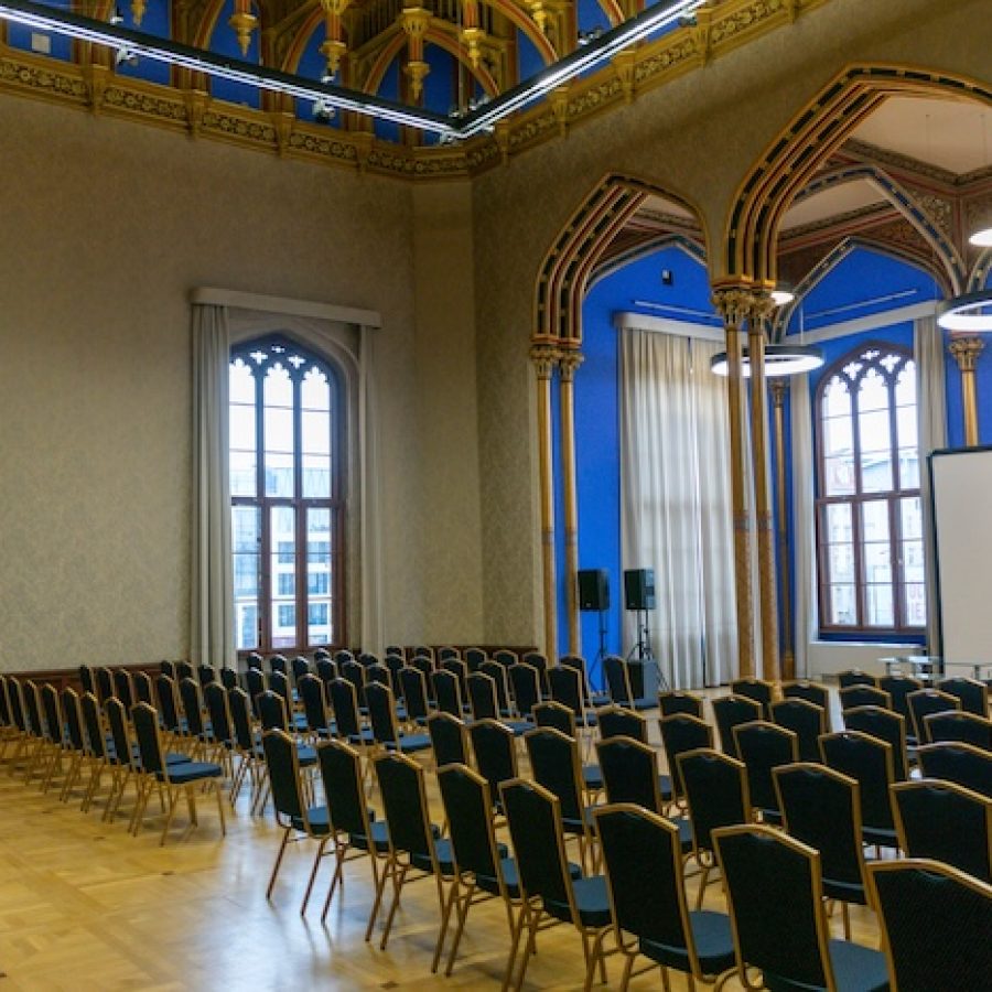 Leere Stuhlreihen in einer Eventlocation