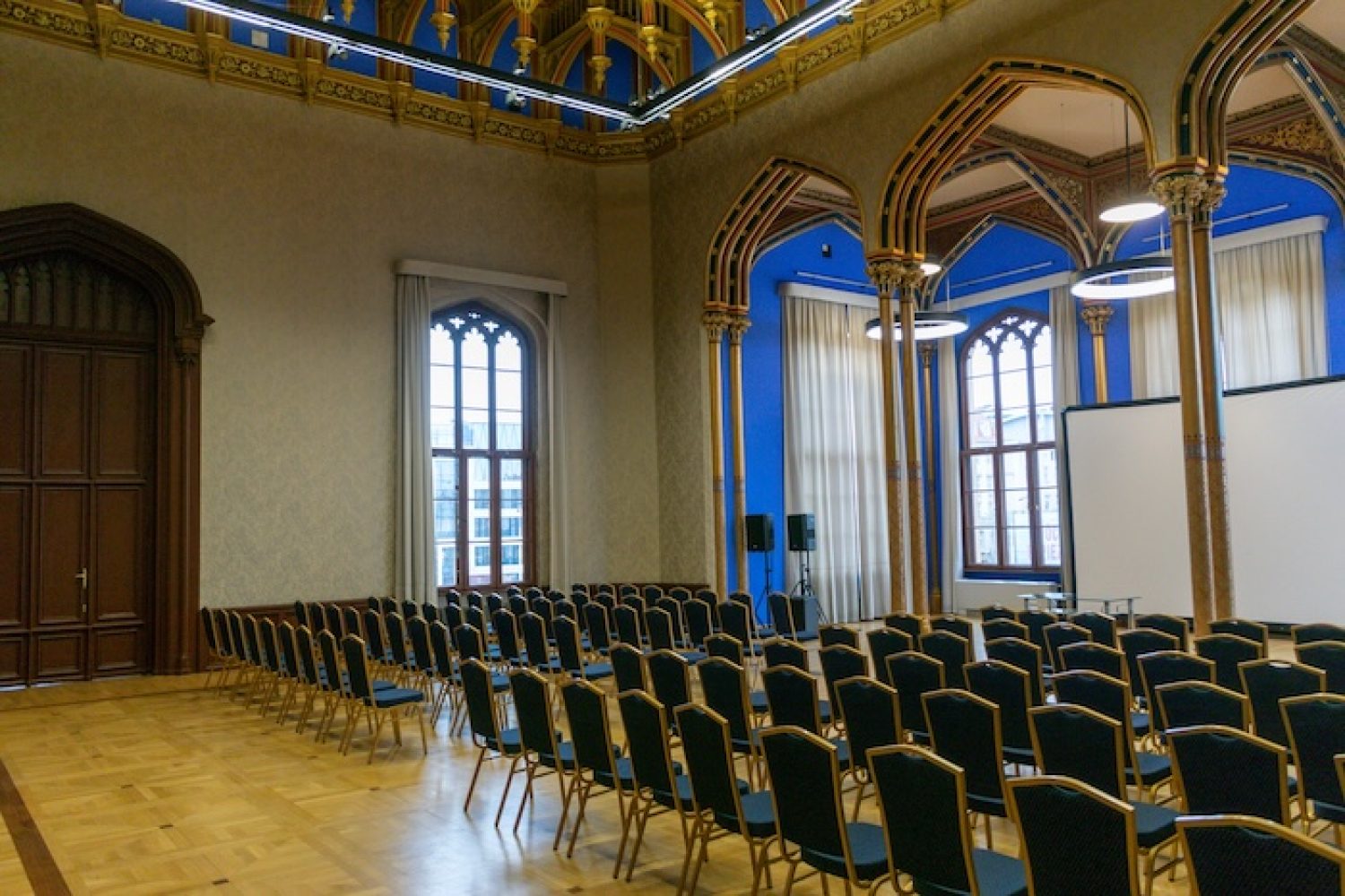 Leere Stuhlreihen in einer Eventlocation