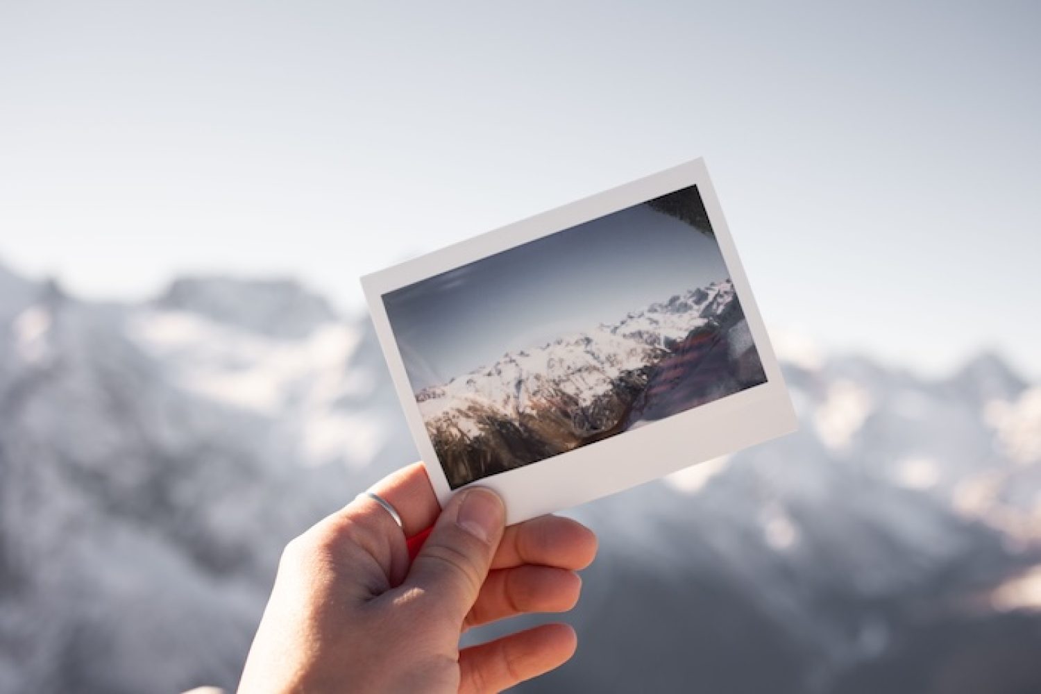 Ein gedrucktes Foto gegen die reale Umgebung gehalten, wobei beides nicht deckungsgleich ist.