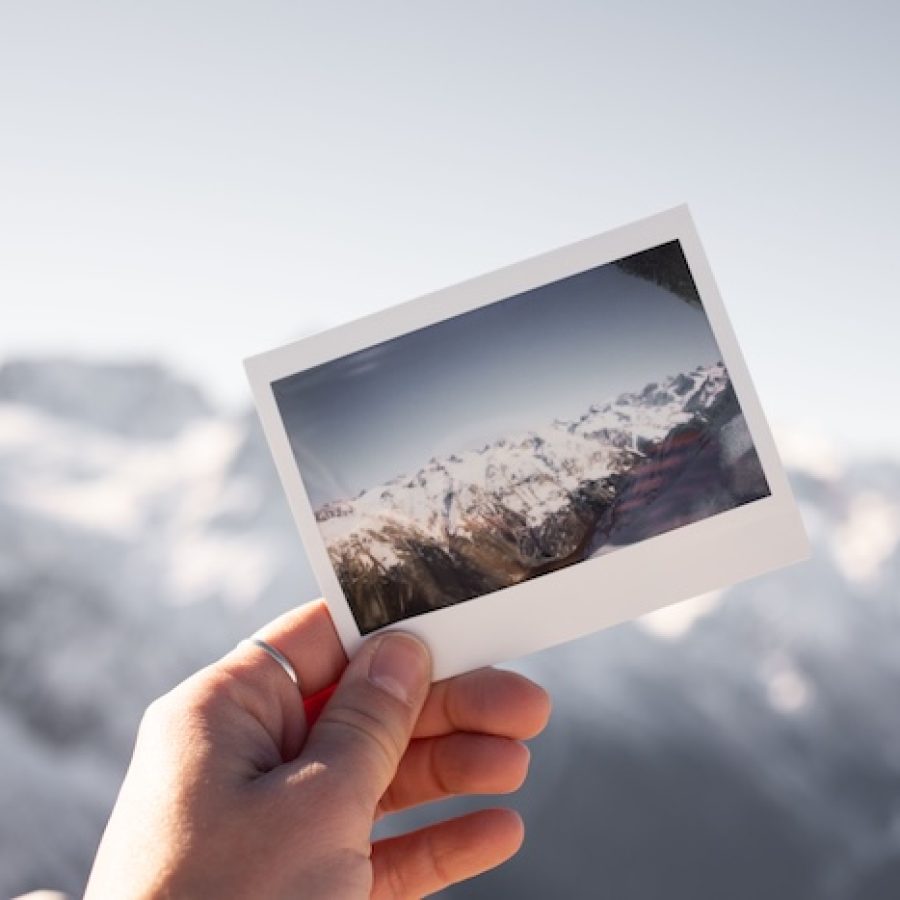 Ein gedrucktes Foto oder Smartphone, gegen die reale Umgebung gehalten, wobei beides nicht deckungsgleich ist.
