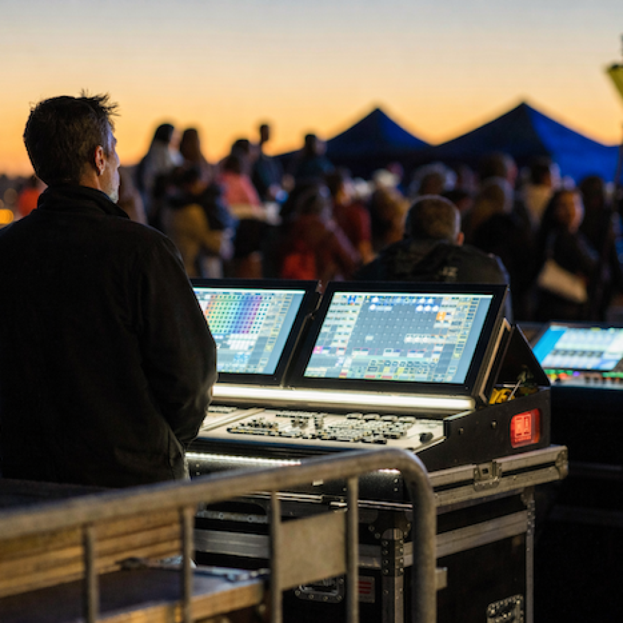 Veranstaltungsmeister steht am technischen Regiepult