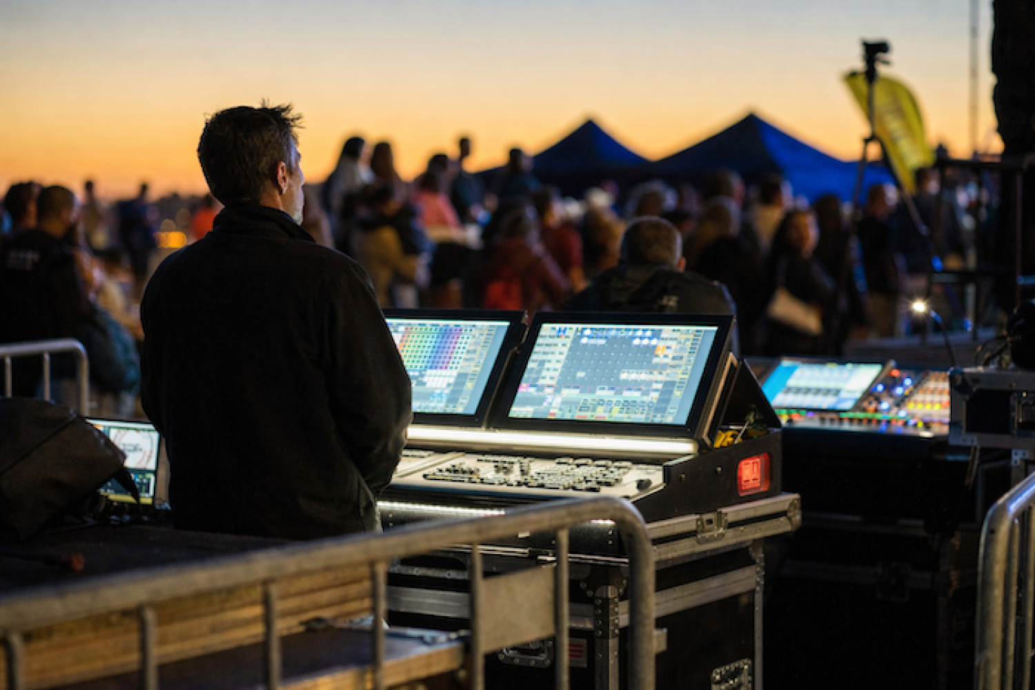 Veranstaltungsmeister steht am technischen Regiepult