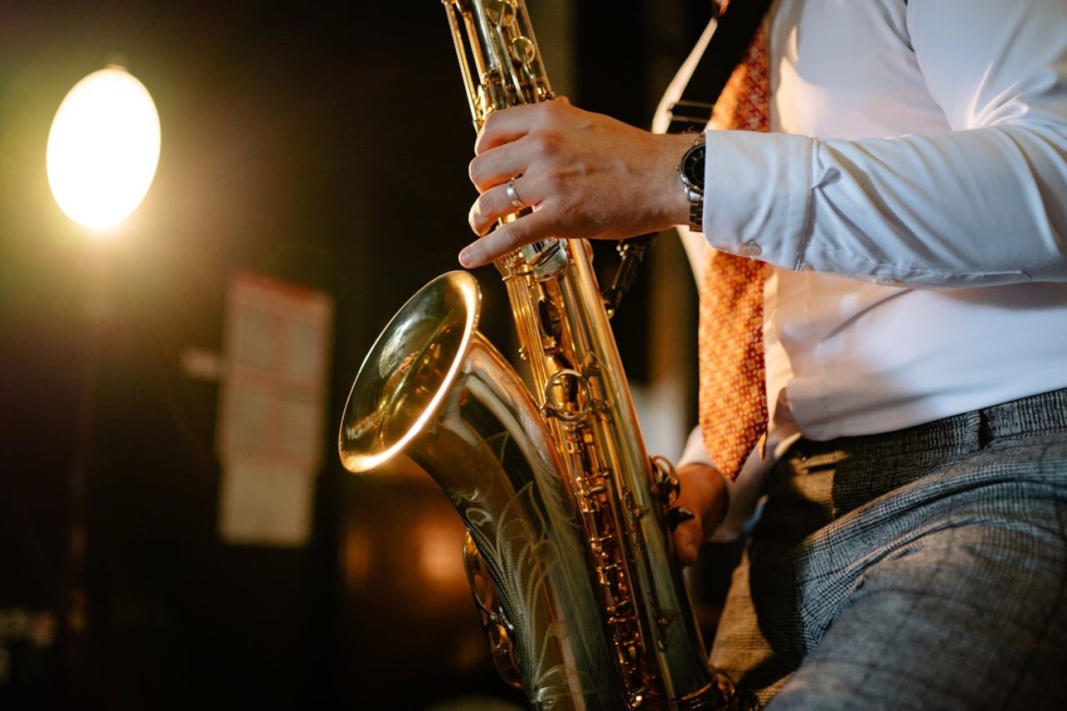 Solo-Saxophonist live am performen