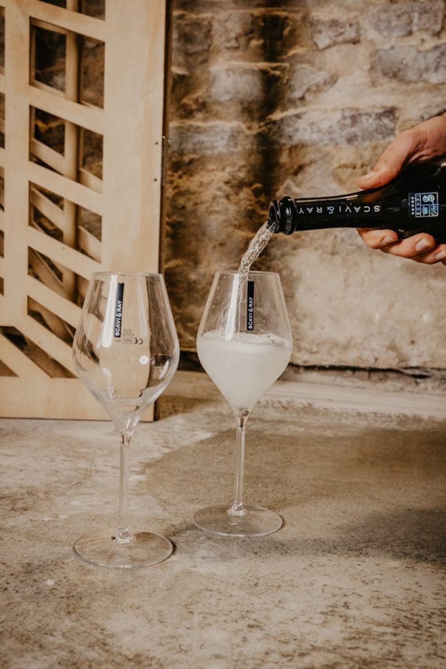 Champagner wird in ein Glas eingeschenkt