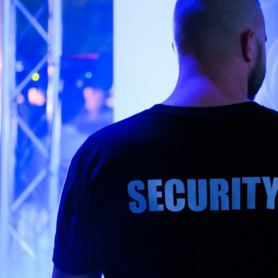 Rückansicht Security-Personal in schwarzem T-Shirt mit der Aufschrift "Security"