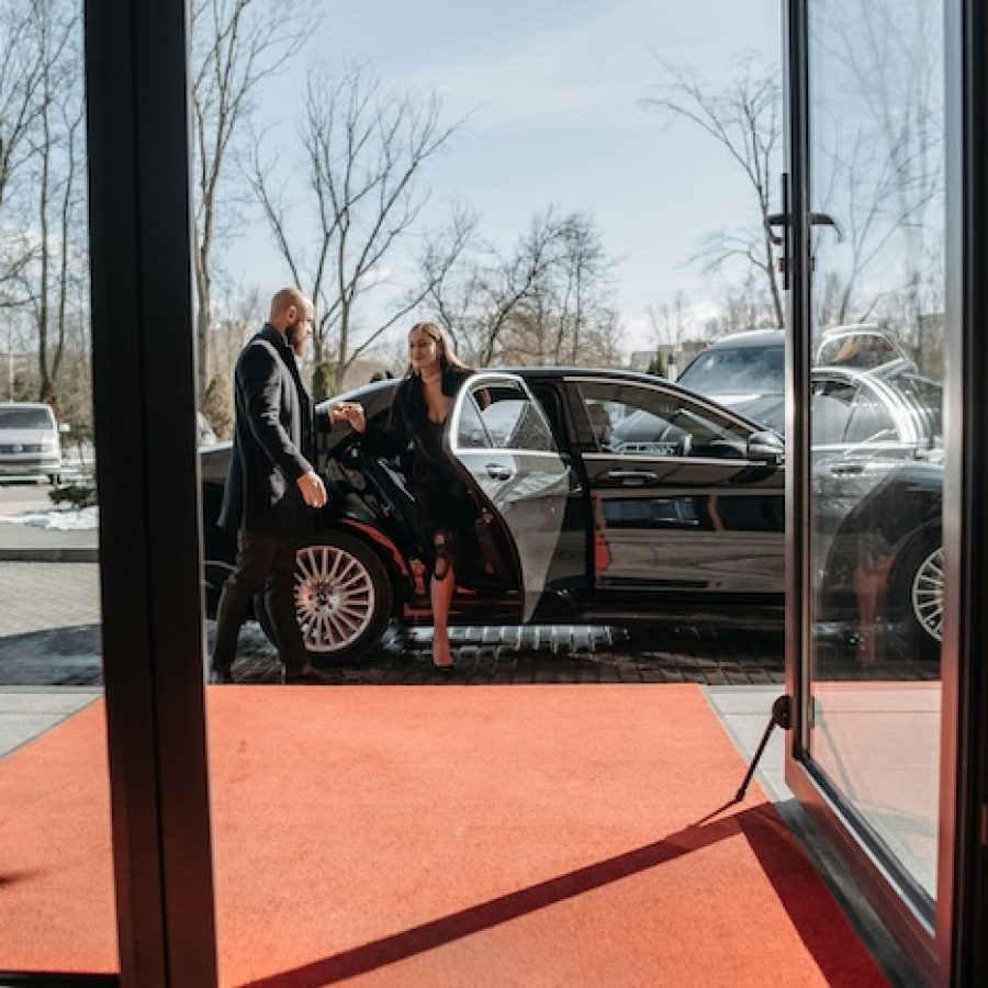 Shuttle-Limousine vor rotem Teppich der zur Event-Location führt