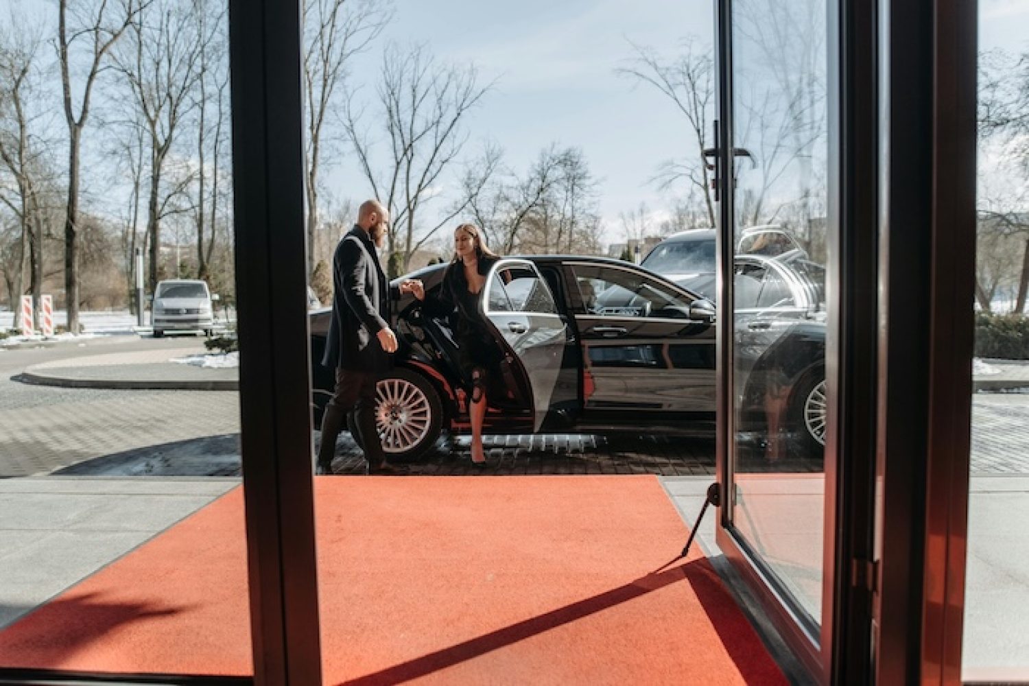 Shuttle-Limousine vor rotem Teppich der zur Event-Location führt