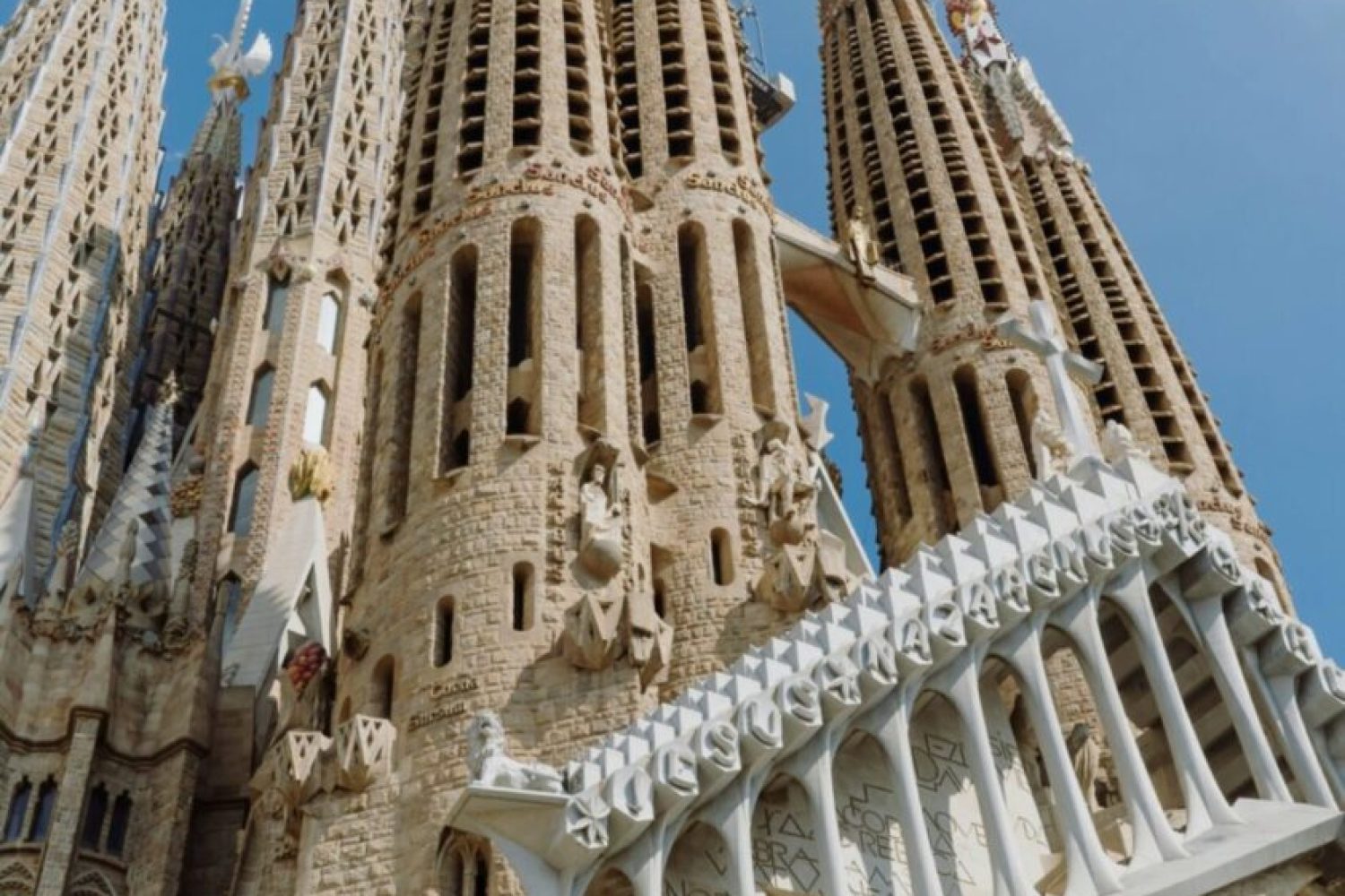 Front Perspektive der Basilika Sagrada Família