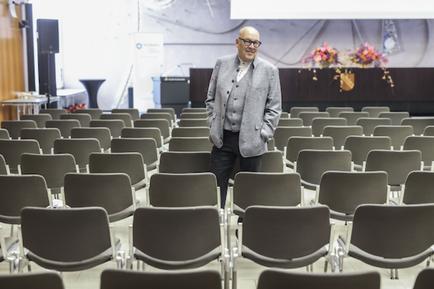 Leerer Saal vor Beginn des IRG Neujahrsempfangs 2025