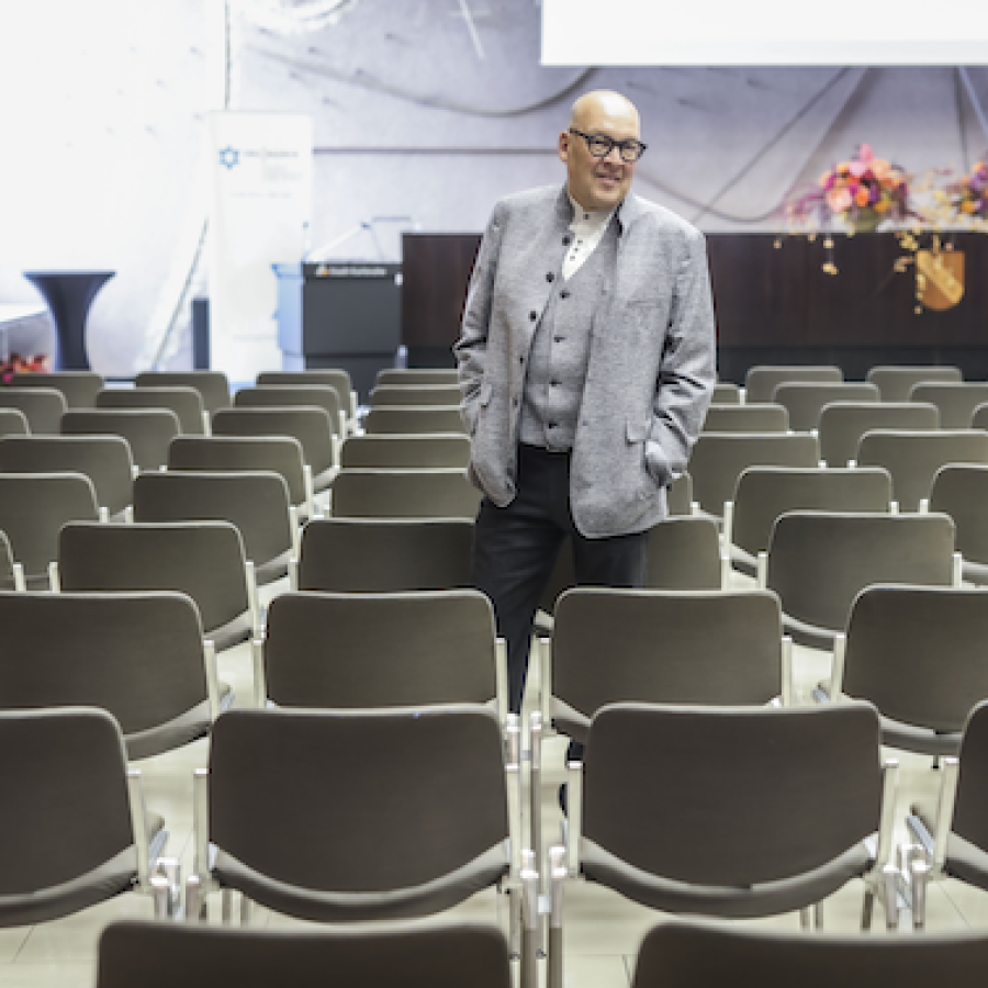 Leerer Saal vor Beginn des IRG Neujahrsempfangs 2025