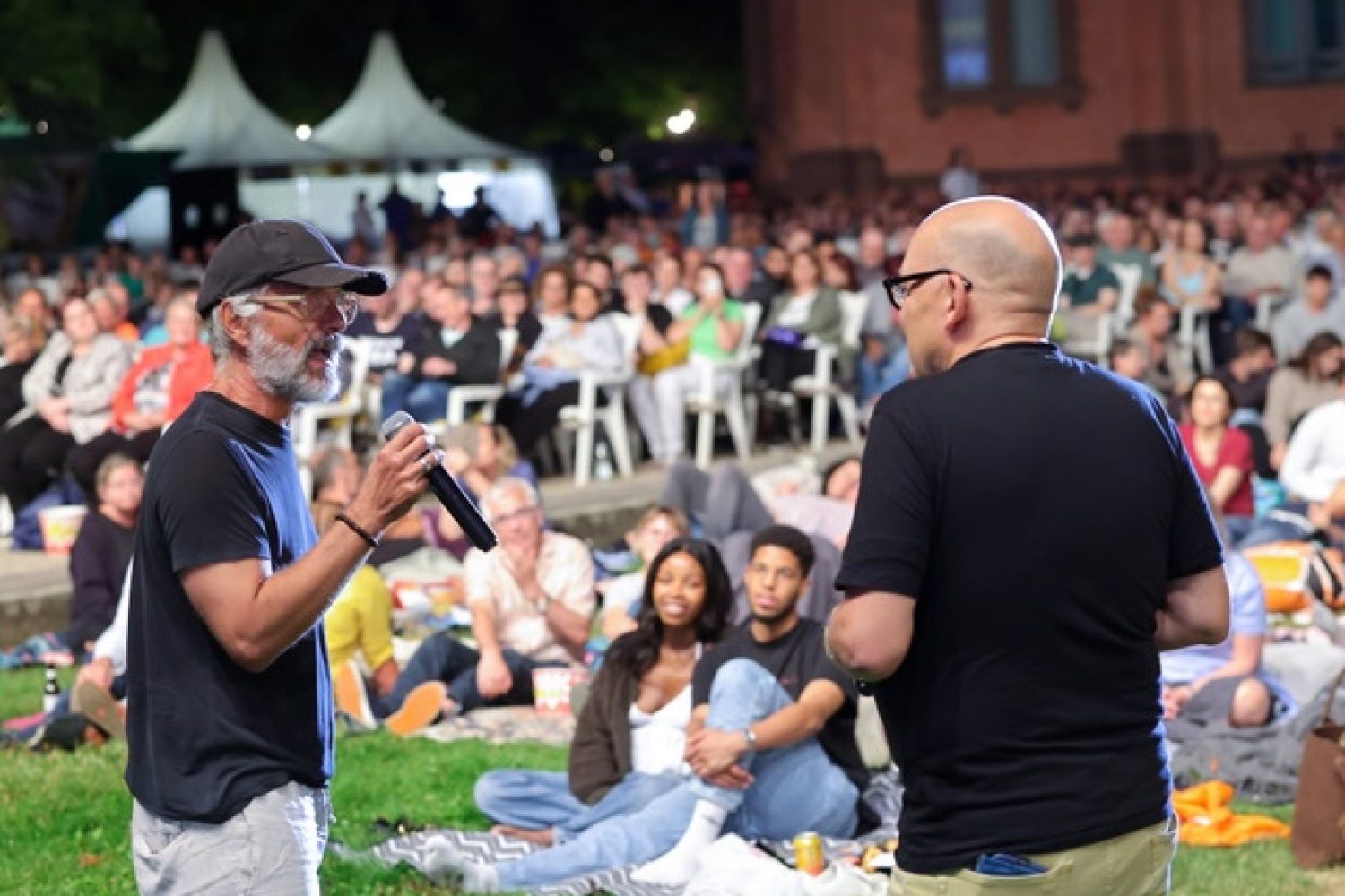 Sven Varsek moderiert ein Filmgespräch mit dem Schauspieler Christoph Maria Herbst kurz vor Beginn des Films "Extrawurst" bei den Openair-Kinonächten am Schloss Gottesaue in Karlsruhe